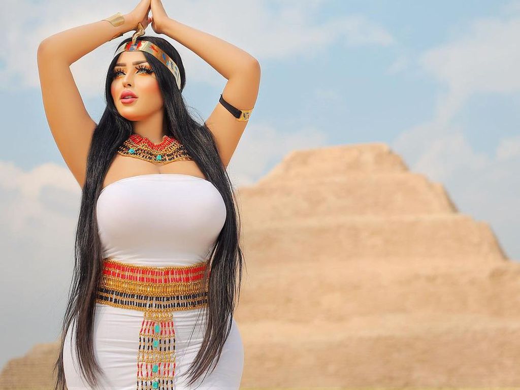 Piramida Mesir Ternoda Gara-gara Pose Nakal Model Seksi