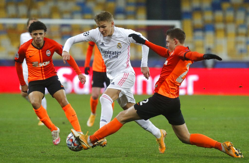 Shakhtars Manor Solomon melakukan selebrasi setelah mencetak gol kedua timnya selama Liga Champions, Grup B, pertandingan sepak bola antara Shakhtar Donetsk dan Real Madrid di Stadion Olimpiyskiy di Kiev, Ukraina, Selasa, 1 Desember 2020. (AP Photo / Efrem Lukatsky)