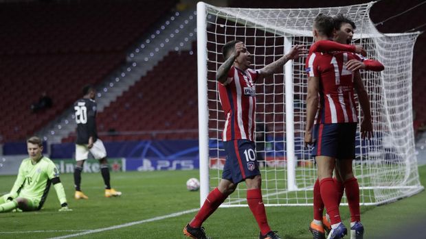 Atletico Madrid's Joao Felix celebrates with teammates after scoring his side's opening goal during the Champions League group A soccer match between Atletico Madrid and Bayern Munich at the Wanda Metropolitano stadium in Madrid, Spain, Tuesday, Dec. 1, 2020. (AP Photo/Bernat Armangue)