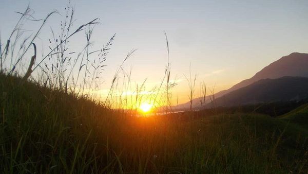 Foto: Sunset Terbaik dari Danau Sentani, Ada di Bukit Ini