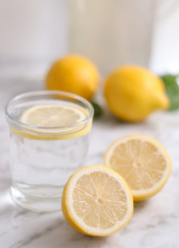 , asam sitrat yang ditemukan dalam perasan lemon terbukti secara signifikan mengurangi stres oksidatif, terutama di hati.