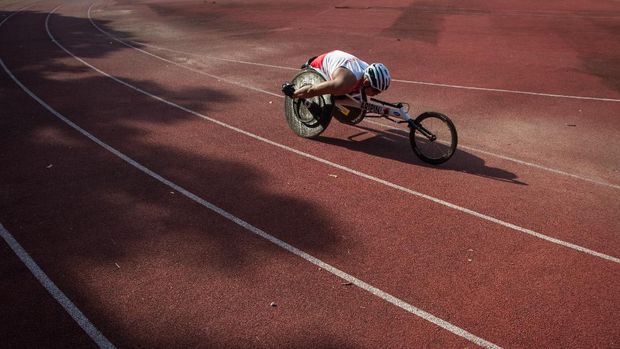 Atlet National Paralympic Committee (NPC) cabang olahraga balap kursi roda Atletik Jaenal Aripin menjalani pemusatan latihan Pelatnas di Stadion UNS, Solo, Jawa Tengah.ANTARA FOTO/MOHAMMAD AYUDHA