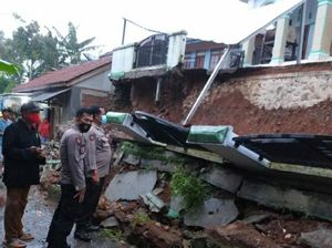 Tembok Penahan Tebing Masjid-Bale Dusun Tambaksari di Ciamis Roboh