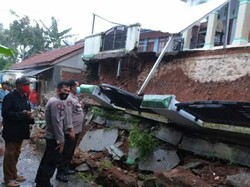 Tembok Penahan Tebing Masjid-Bale Dusun Tambaksari di Ciamis Roboh
