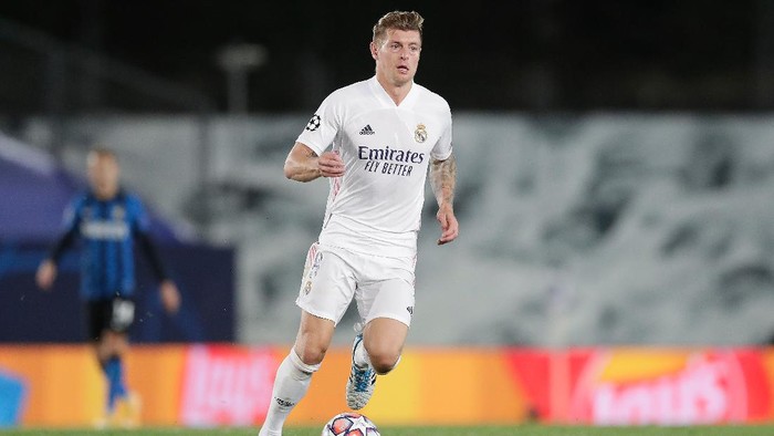 MADRID, SPAIN - NOVEMBER 03: Toni Kroos of Real Madrid CF controls the ball during the UEFA Champions League Group B stage match between Real Madrid and FC Internazionale at Estadio Santiago Bernabeu on November 03, 2020 in Madrid, Spain. (Photo by Gonzalo Arroyo Moreno/Getty Images)