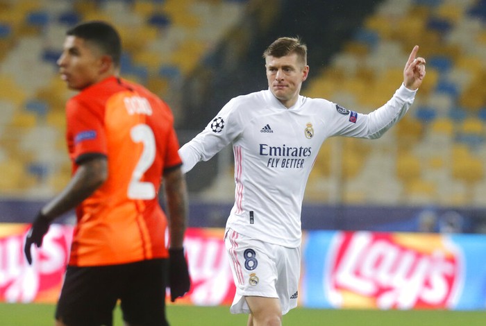 Real Madrids Toni Kroos during the Champions League, Group B, soccer match between Shakhtar Donetsk and Real Madrid at the Olimpiyskiy Stadium in Kyiv, Ukraine, Tuesday, Dec. 1, 2020. (AP Photo/Efrem Lukatsky)