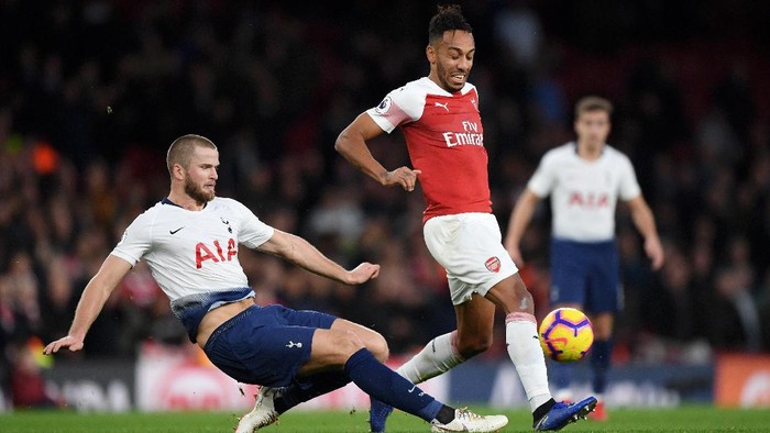 LONDON, ENGLAND - DECEMBER 02:  Eric Dier of Tottenham Hotspur tackles Pierre-Emerick Aubameyang of Arsenal during the Premier League match between Arsenal FC and Tottenham Hotspur at Emirates Stadium on December 1, 2018 in London, United Kingdom.  (Photo by Shaun Botterill/Getty Images)