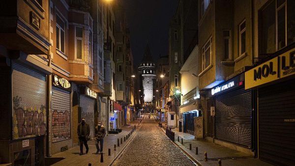 Turki Berlakukan Jam Malam, Istanbul Sunyi