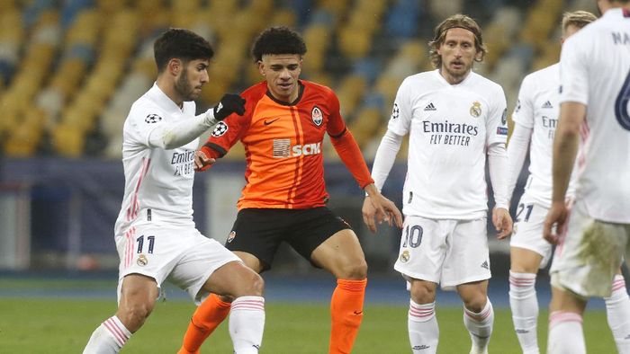 Ukraine Soccer Champions League Real Madrids Marco Asensio, left, and Shakhtars Taison challenge for the ball during the Champions League, Group B, soccer match between Shakhtar Donetsk and Real Madrid at the Olimpiyskiy Stadium in Kyiv, Ukraine, Tuesday, Dec. 1, 2020. (AP Photo/Efrem Lukatsky)