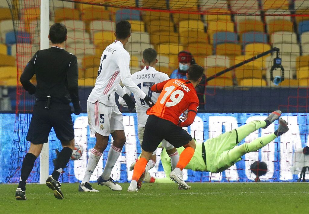 Shakhtar's Manor Solomon, up front, scores his team's second goal during the Champions League, Group B soccer match between Shakhtar Donetsk and Real Madrid at Olimpiyskiy Stadium in Kiev, Ukraine, Tuesday, 1 December 2020 (AP Photo / Efrem Lukatsky).  )