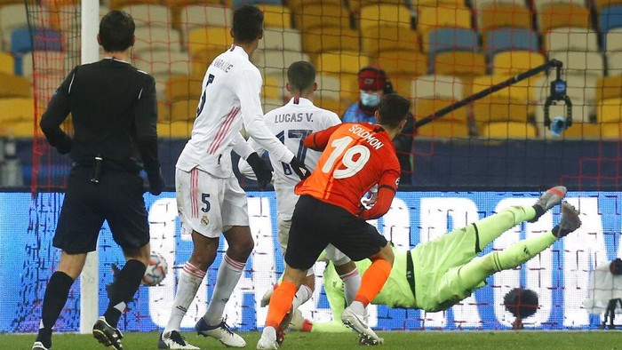 Shakhtars Manor Solomon, front, scores his sides second goal during the Champions League, Group B, soccer match between Shakhtar Donetsk and Real Madrid at the Olimpiyskiy Stadium in Kyiv, Ukraine, Tuesday, Dec. 1, 2020. (AP Photo/Efrem Lukatsky)