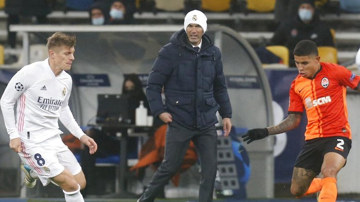Real Madrids head coach Zinedine Zidane follows the game during the Champions League, Group B, soccer match between Shakhtar Donetsk and Real Madrid at the Olimpiyskiy Stadium in Kyiv, Ukraine, Tuesday, Dec. 1, 2020. (AP Photo/Efrem Lukatsky)
