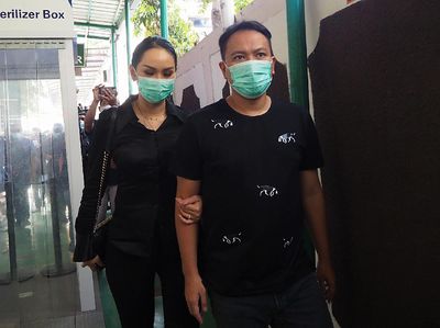 Potret Kalina Setia Temani Vicky Prasetyo di Pengadilan