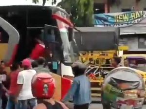 Viral Video Bus Ngeblong di Lamongan, Sopirnya Dihajar Warga Viral Video Bus Ngeblong di Lamongan, Sopirnya Dihajar Warga