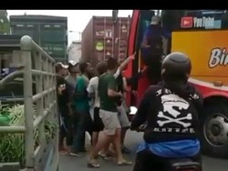 Lawan Arus, Sopir Bus Dihajar Massa