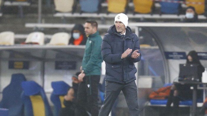 Real Madrids head coach Zinedine Zidane reacts during the Champions League, Group B, soccer match between Shakhtar Donetsk and Real Madrid at the Olimpiyskiy Stadium in Kyiv, Ukraine, Tuesday, Dec. 1, 2020. (AP Photo/Efrem Lukatsky)