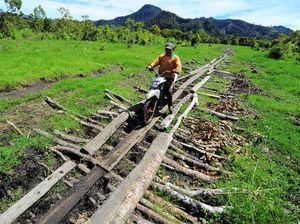 Akses Jalan Desa Terpencil di Kerinci Ini Kurang Memadai