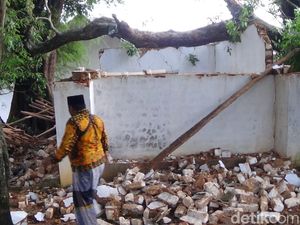 Puting Beliung di Sumenep Tumbangkan Pohon yang Timpa Bujuk Tamoni