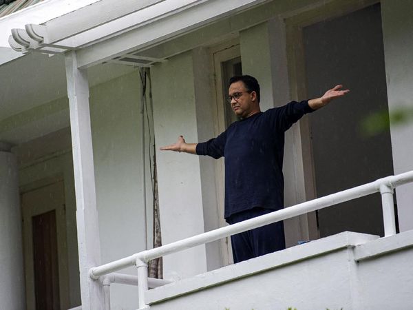 Anies Olahraga Pagi Saat Isolasi Mandiri di Rumah Dinas