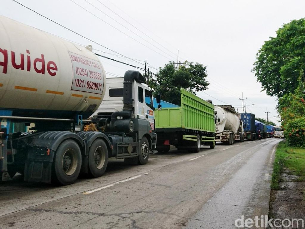Jalan Raya Cilegon-Anyer Banjir, Bikin Macet 2 KM Jalan Raya Cilegon-Anyer Banjir, Bikin Macet 2 KM