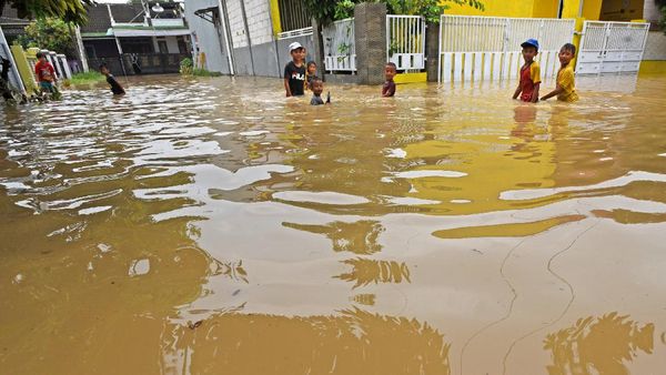Hujan Lebat  Bikin Kampung Cipocok Banjir