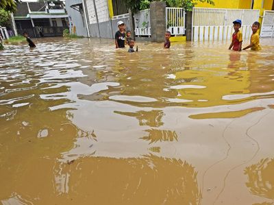 Hujan Lebat  Bikin Kampung Cipocok Banjir