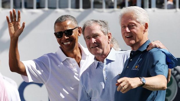 JERSEY CITY, NJ - SEPTEMBER 28: (L-R) Former U.S. Presidents Barack Obama, George W. Bush and Bill Clinton attend the trophy presentation prior to Thursday foursome matches of the Presidents Cup at Liberty National Golf Club on September 28, 2017 in Jersey City, New Jersey.   Rob Carr/Getty Images/AFP