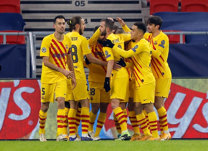 BUDAPEST, HUNGARY - DECEMBER 02: Antoine Griezmann of Barcelona celebrates with team mates after scoring their sides first goal during the UEFA Champions League Group G stage match between Ferencvaros Budapest and FC Barcelona at Psukas Arena on December 02, 2020 in Budapest, Hungary. Sporting stadiums around Hungary remain under strict restrictions due to the Coronavirus Pandemic as Government social distancing laws prohibit fans inside venues resulting in games being played behind closed doors. (Photo by Laszlo Szirtesi/Getty Images)