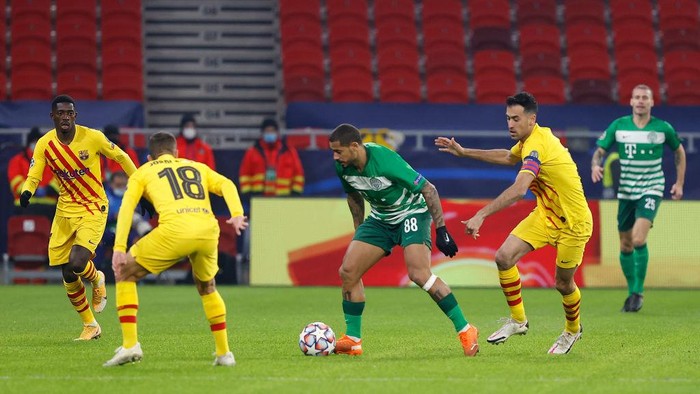 BUDAPEST, HUNGARY - DECEMBER 02: Isael of Ferencvaros Budapest is challenged by Sergio Busquets (R) and Jordi Alba of Barcelona during the UEFA Champions League Group G stage match between Ferencvaros Budapest and FC Barcelona at Psukas Arena on December 02, 2020 in Budapest, Hungary. Sporting stadiums around Hungary remain under strict restrictions due to the Coronavirus Pandemic as Government social distancing laws prohibit fans inside venues resulting in games being played behind closed doors. (Photo by Laszlo Szirtesi/Getty Images)