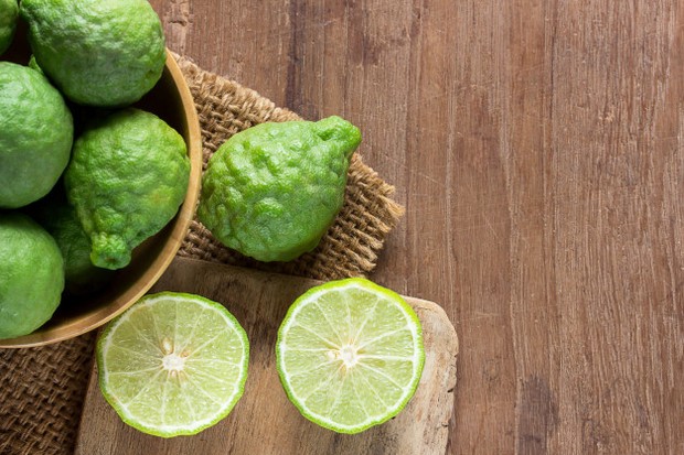Bergamot disebut-sebut dalam minyak esensial karena manfaat aromaterapi-nya, tetapi juga sangat membantu dalam menyingkirkan mikroba di rambut.