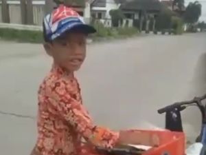 Bocah Kelas 3 SD Ini Harus Kayuh Sepeda 18 Km Demi Jualan Gorengan