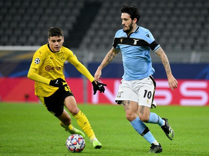 DORTMUND, GERMANY - DECEMBER 02: Giovanni Reyna of Borussia Dortmund competes for the ball with Luis Alberto of SS Lazio during the UEFA Champions League Group F stage match between Borussia Dortmund and SS Lazio at Signal Iduna Park on December 02, 2020 in Dortmund, Germany. (Photo by Marco Rosi - SS Lazio/Getty Images)