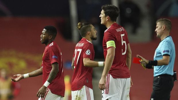 Manchester United's Fred, left, is sent off during a Group H Champions League soccer match between Manchester United and Paris Saint Germain at the Old Trafford stadium in Manchester, England, Wednesday, Dec. 2, 2020. (AP Photo/Dave Thompson)