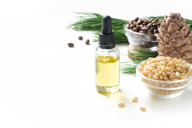 Cara minyak esensial cedarwood berkontribusi pada pertumbuhan rambut adalah dengan menjaga kulit kepala tetap sehat.