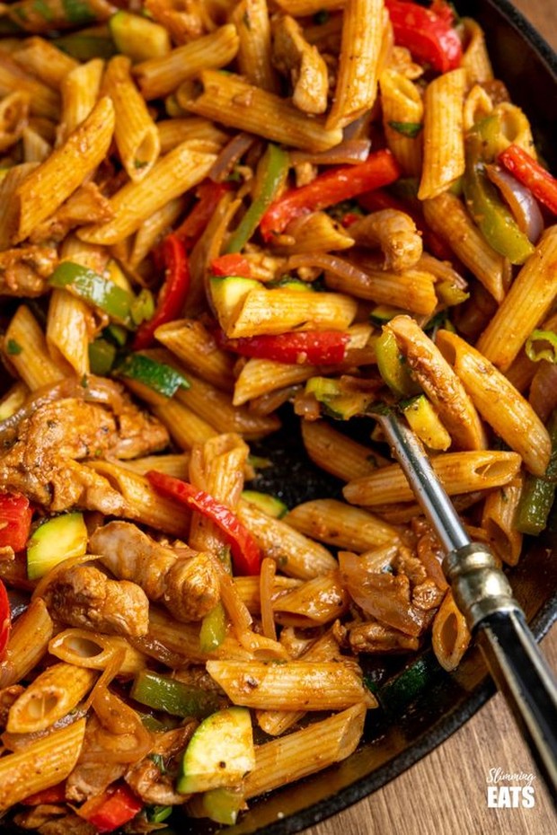 Chicken fajita pasta/pinterest.com/slimingeats Makanan beraroma lezat ini adalah perpaduan dari makanan Italia dan Meksiko.