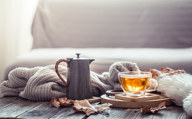 Mengonsumsi makanan atau minuman favorit gaya hidup hygge.