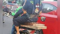 8 Cara Duduk Absurd Penumpang Ojek Online Ini Bikin Geleng-geleng Kepala