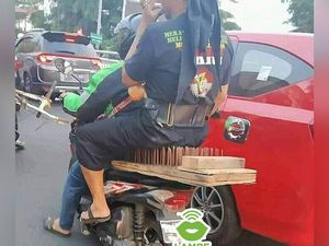 8 Cara Duduk Absurd Penumpang Ojek Online Ini Bikin Geleng-geleng Kepala 8 Cara Duduk Absurd Penumpang Ojek Online Ini Bikin Geleng-geleng Kepala