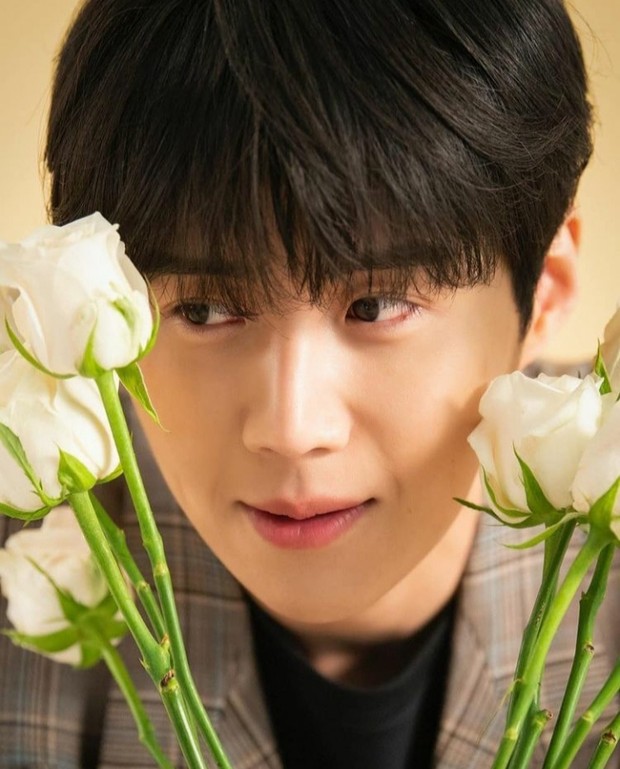 Potret Tampan Kim Seon Ho Pemeran Han Ji Pyeong Saat Pemotretan, Bikin