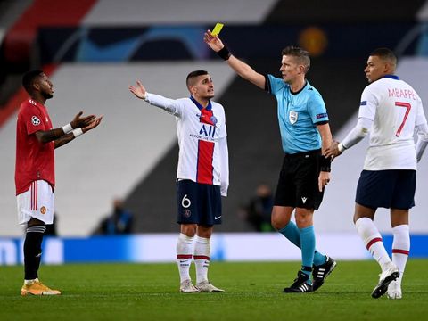 MANCHESTER, ENGLAND - DECEMBER 02: Fred of Manchester United(L) is shown a yellow card by Match Referee Daniele Orsato(2R) during the UEFA Champions League Group H stage match between Manchester United and Paris Saint-Germain at Old Trafford on December 02, 2020 in Manchester, England. Sporting stadiums around the UK remain under strict restrictions due to the Coronavirus Pandemic as Government social distancing laws prohibit fans inside venues resulting in games being played behind closed doors. (Photo by Laurence Griffiths/Getty Images)