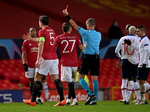 MANCHESTER, ENGLAND - DECEMBER 02: Fred of Manchester United(not pictured) is shown a red card by Match Referee Daniele Orsato during the UEFA Champions League Group H stage match between Manchester United and Paris Saint-Germain at Old Trafford on December 02, 2020 in Manchester, England. Sporting stadiums around the UK remain under strict restrictions due to the Coronavirus Pandemic as Government social distancing laws prohibit fans inside venues resulting in games being played behind closed doors. (Photo by Laurence Griffiths/Getty Images)