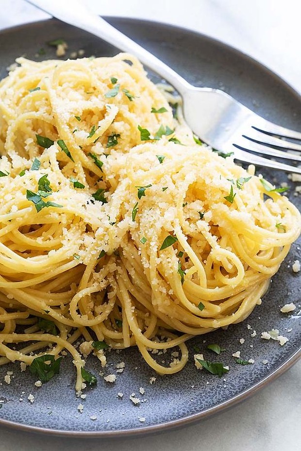 Garlic parmesan spaghetti/pinterest.com/charleneray Hanya membutuhkan lima bahan saja dan bisa ditambahkan sesuai dengan selera.