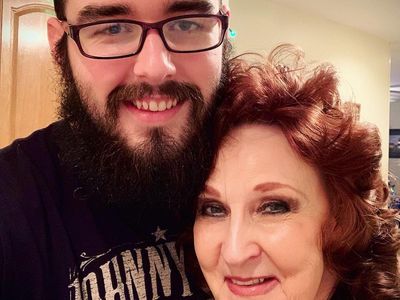 Foto Mesra Pria 23 Tahun Nikahi Nenek 76 Tahun yang Kini Bikin Konten Sensual