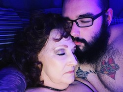 Pria 23 Tahun Nikahi Nenek 76 Tahun, Pasangan Ini Kini Bikin Konten Sensual