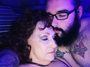 Pria 23 Tahun Nikahi Nenek 76 Tahun, Pasangan Ini Kini Bikin Konten Sensual Pria 23 Tahun Nikahi Nenek 76 Tahun, Pasangan Ini Kini Bikin Konten Sensual