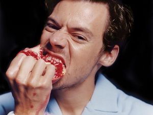 Penampilan Harry Styles yang Kembali Pakai Baju Wanita di Pemotretan Terbaru