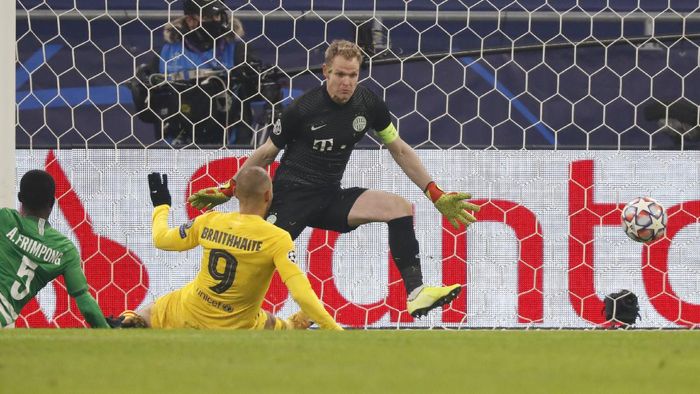 Hungary Soccer Champions League Barcelonas Martin Braithwaite scores his sides second goal during the Champions League group G soccer match between Ferencvaros and Barcelona at the Ferenc Puskas stadium in Budapest, Hungary, Wednesday, Dec. 2, 2020. (AP Photo/Laszlo Balogh)
