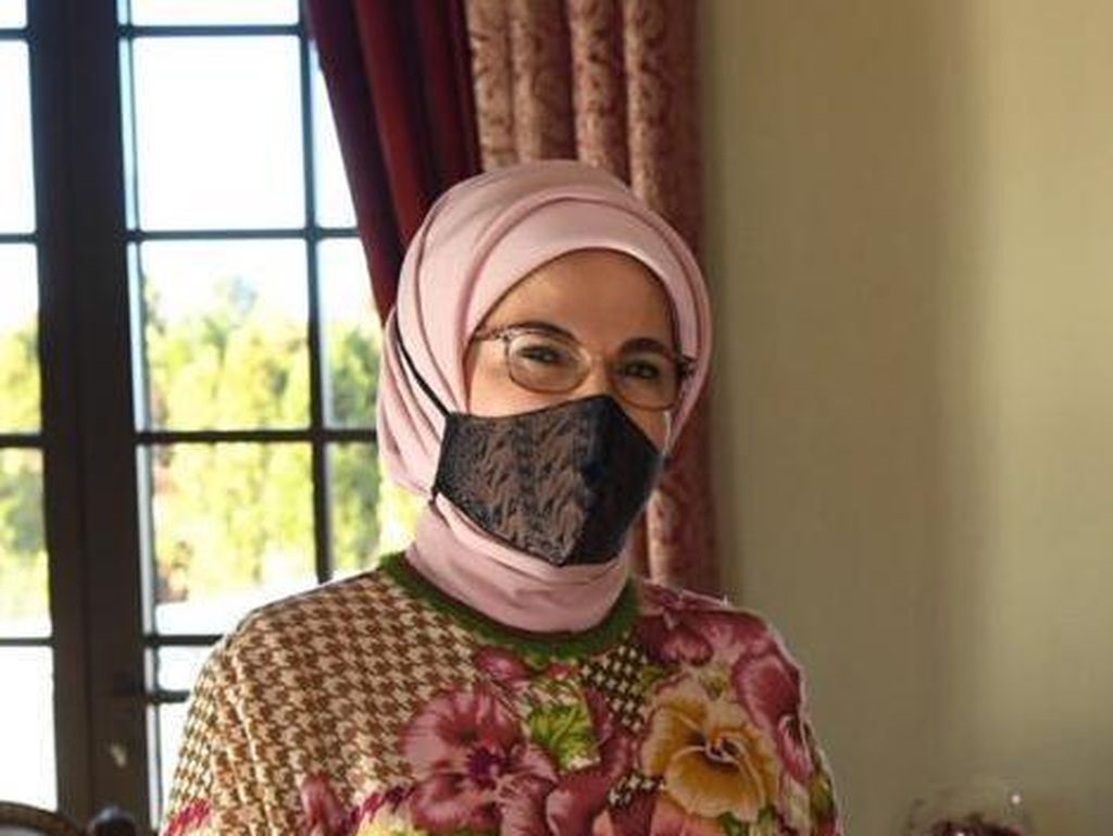 Kerennya Ibu Negara Turki Emine Erdogan Mengenakan Masker Batik
