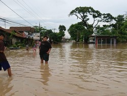 Jalan Cilegon-Anyer Terendam Banjir, Kendaraan Pribadi Tak Bisa Lewat