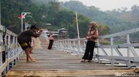 Potret Jembatan Bucin, Spot Foto Hits di Bandung Barat